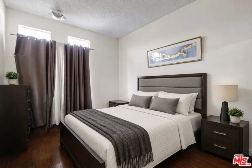 20920 Community Street #10 photo 18