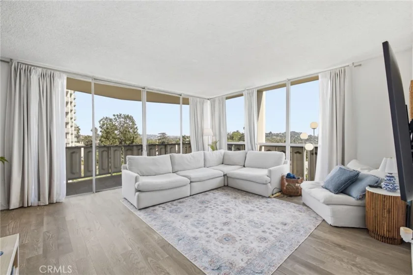 4455 Los Feliz Boulevard #601 photo 1