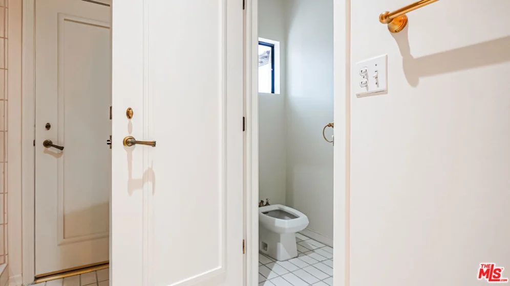 1220 Roxbury Drive #302 photo 30