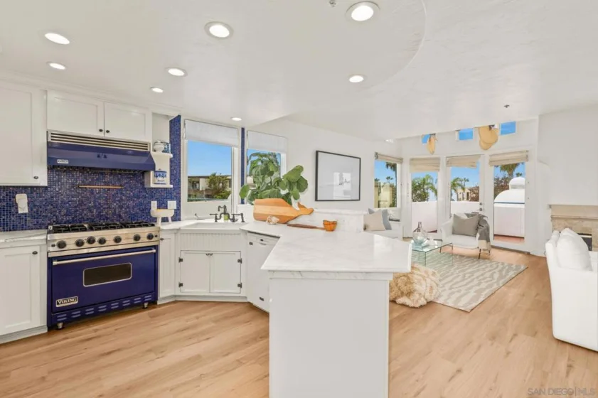 5437 La Jolla Boulevard photo 1