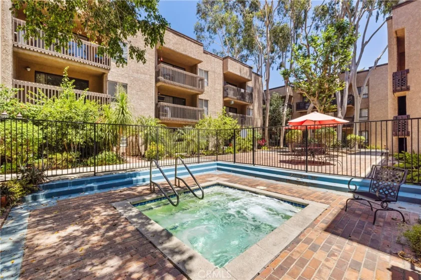 22100 Burbank #250f photo 18