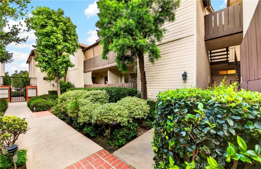 15020 Victory Boulevard #104 photo 16