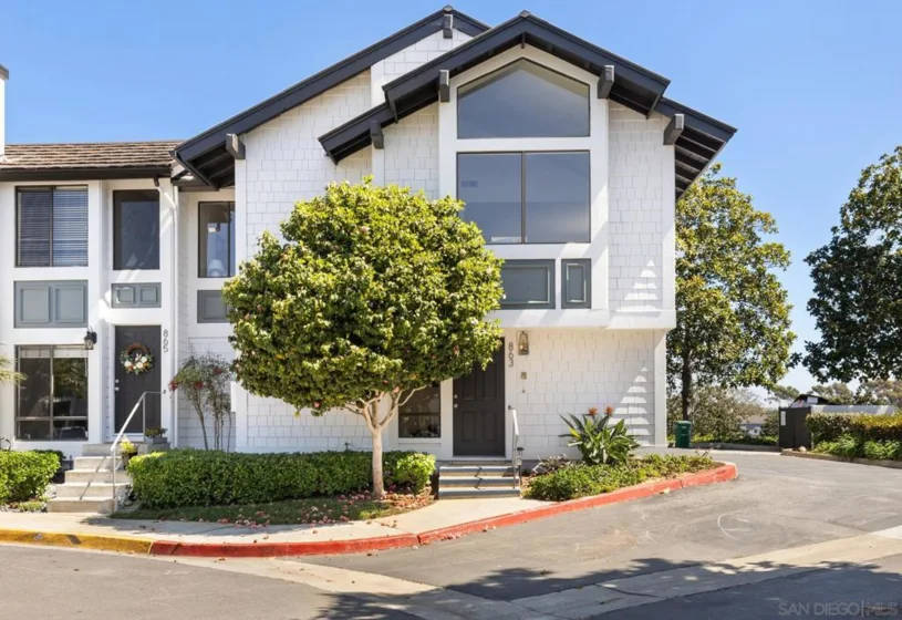 863 Violet Court photo 1