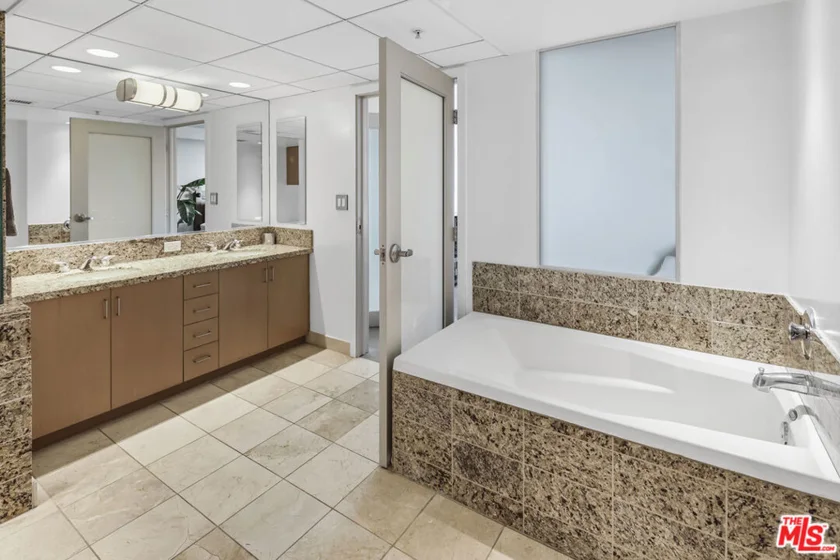 13700 Marina Pointe Drive #1620 photo 25