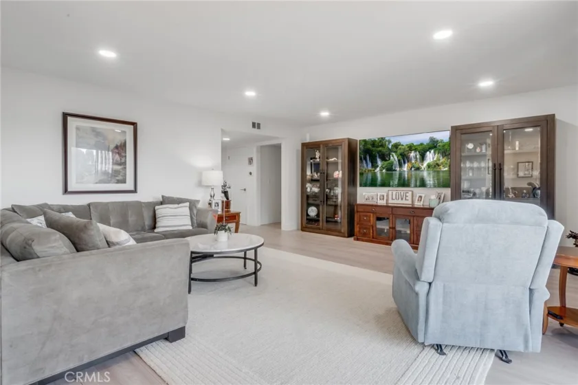 6330 Riviera photo 9