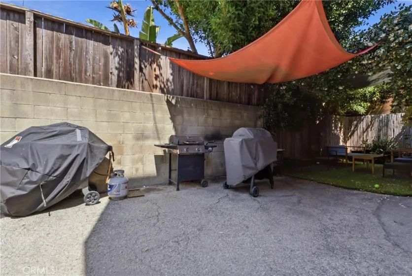 2147 N Beachwood #4 photo 15