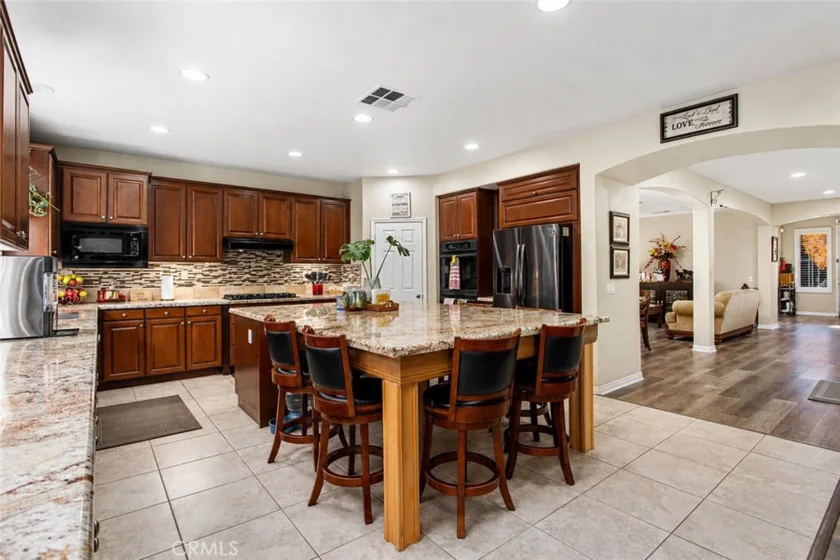 22862 Montanya photo 9