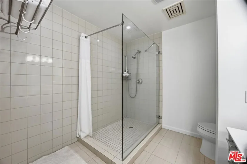 1271 Granville Avenue #402 photo 16