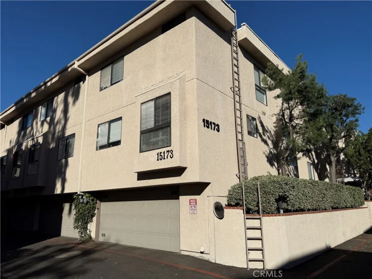 15173 Magnolia Boulevard #D photo 1