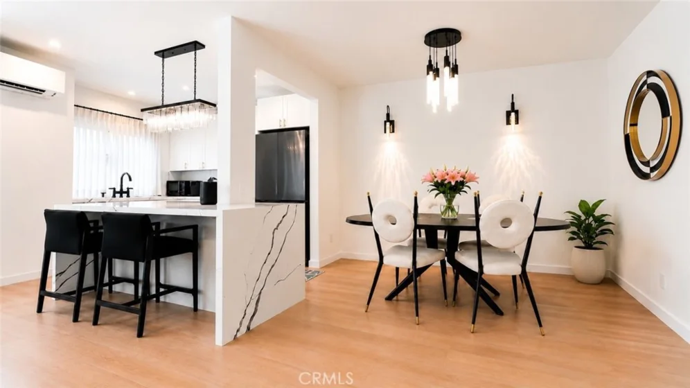 1233 N Laurel #211 photo 3