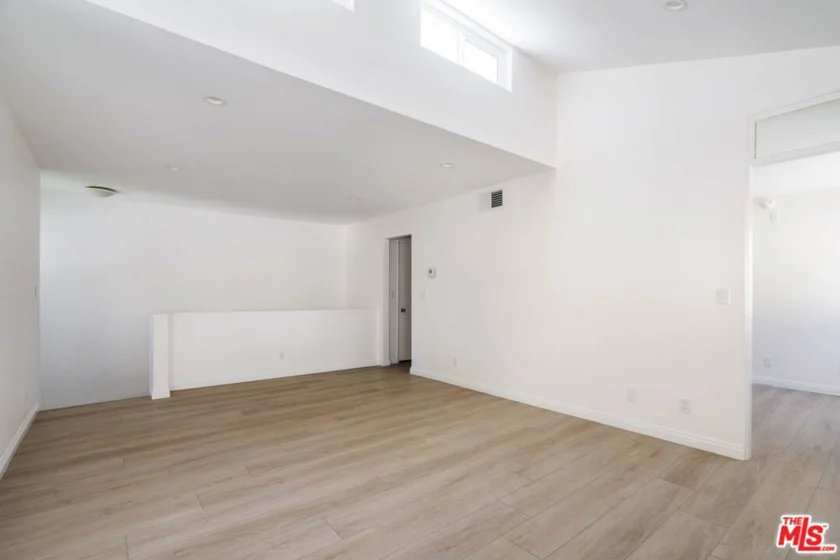 22125 Burbank Boulevard #7 photo 3