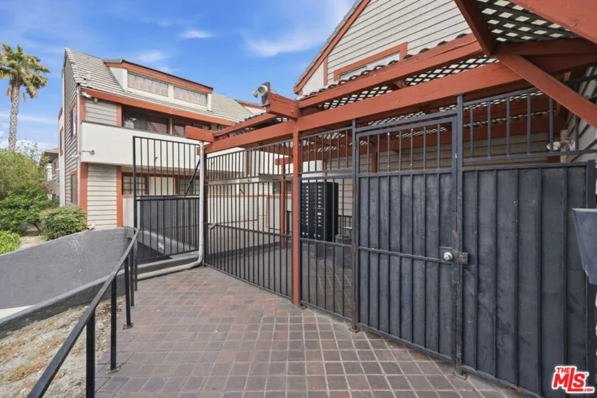 15946 Vanowen Street #209 photo 8