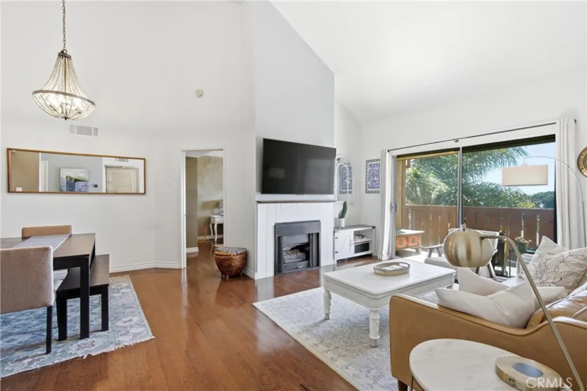 384 Redondo Avenue #401 photo 2