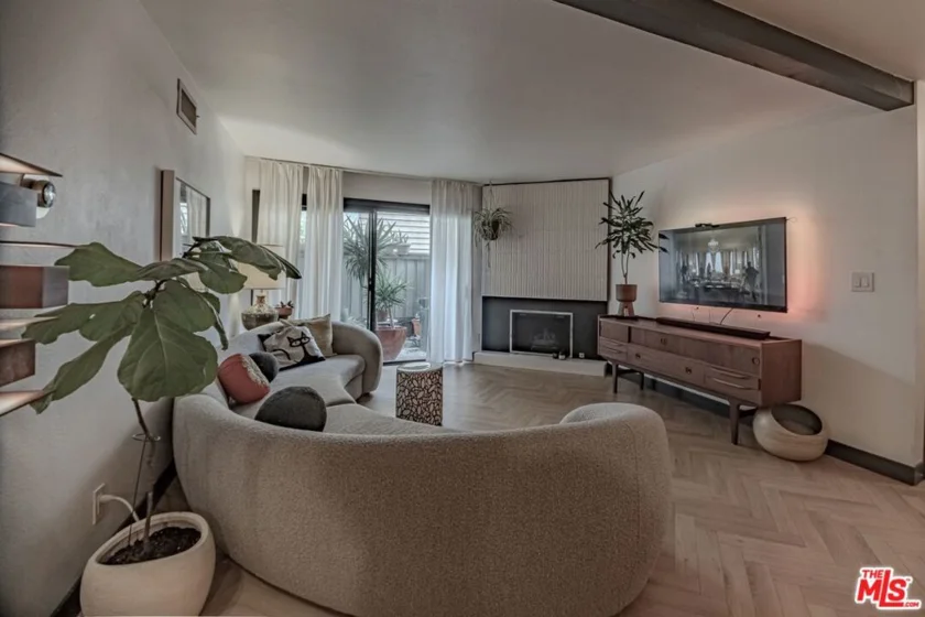 15511 Sherman Way #40 photo 1