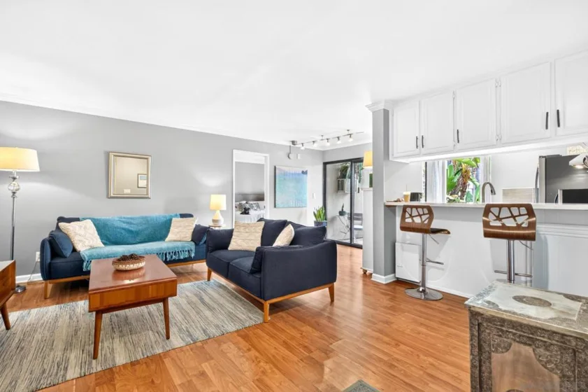 6924 Hyde Park #220 photo 1
