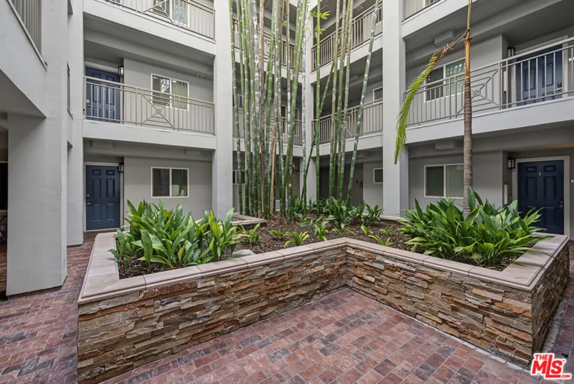 6038 Carlton Way #305 photo 21