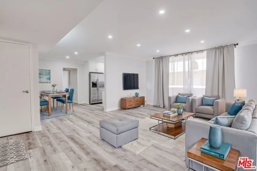 5429 Newcastle Avenue #210 photo 1