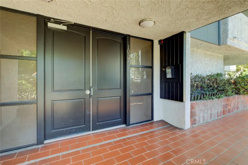 1037 N Vista photo 38