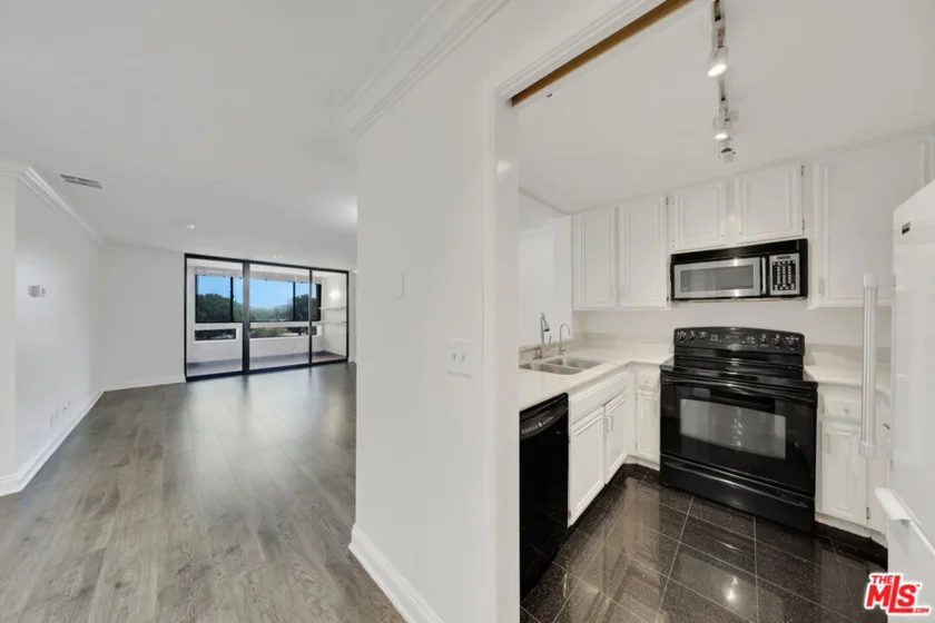 121 S Hope Street #429 photo 45