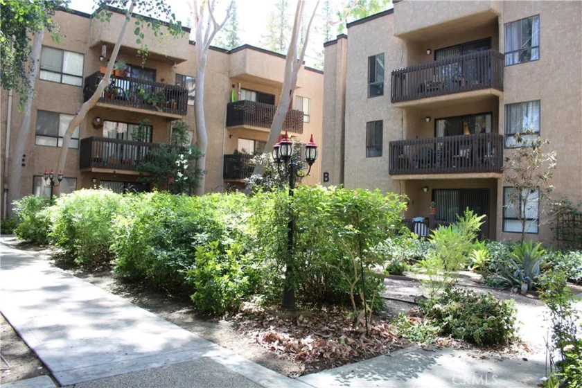 22100 Burbank #359G photo 1