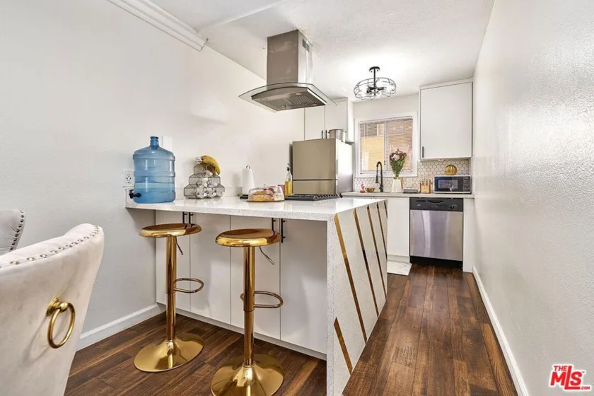 7045 Woodley Avenue #110 photo 18