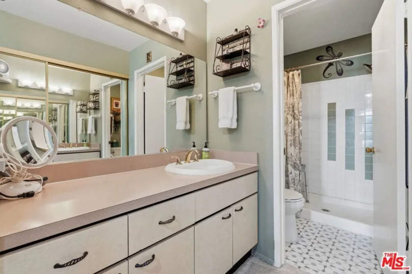 906 N Doheny Drive #221 photo 18