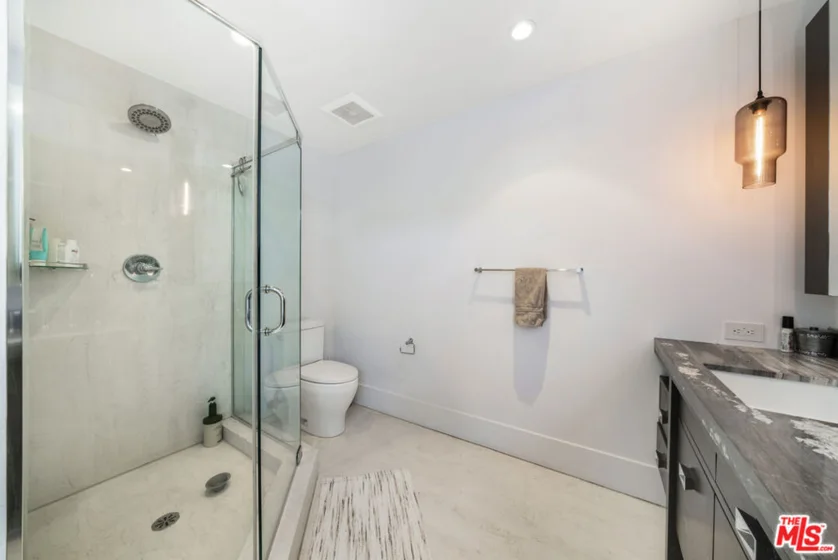 960 N Doheny Drive #301 photo 27