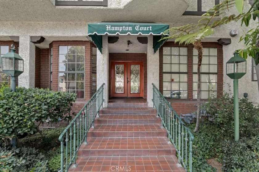 17914 Magnolia Boulevard #121 photo 1