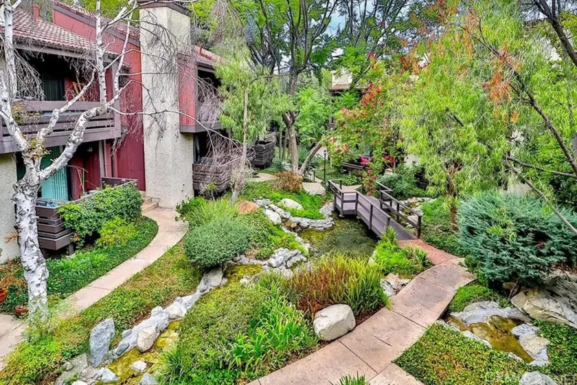 21931 Burbank #23 photo 7