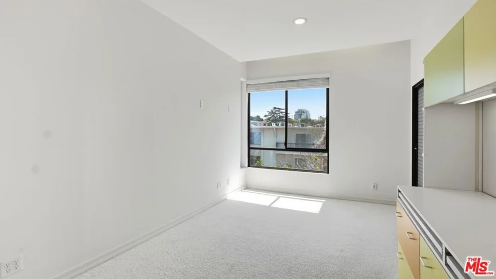 1220 Roxbury Drive #302 photo 34