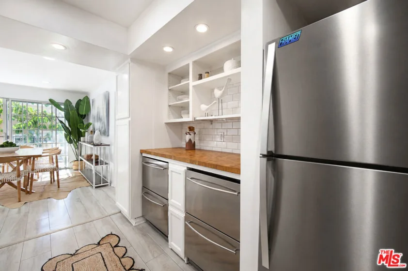 4249 Longridge Avenue #209 photo 30