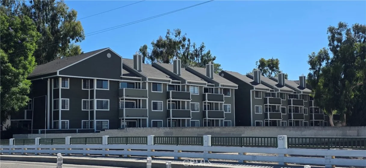 6545 Reseda photo 1