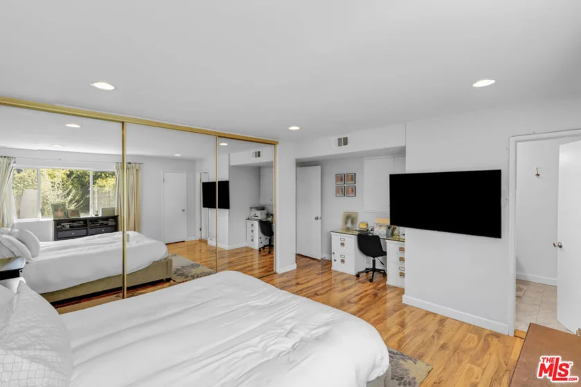 18550 Hatteras Street #100 photo 8