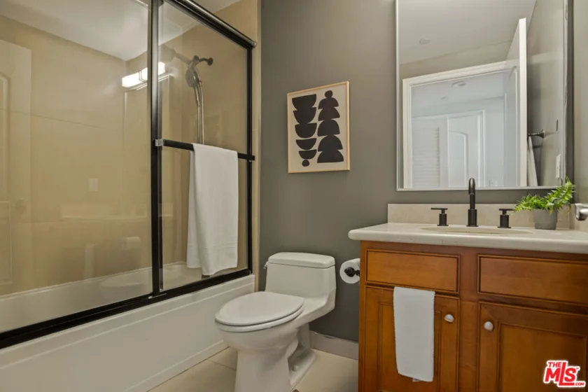 837 N Hudson Avenue #402 photo 11
