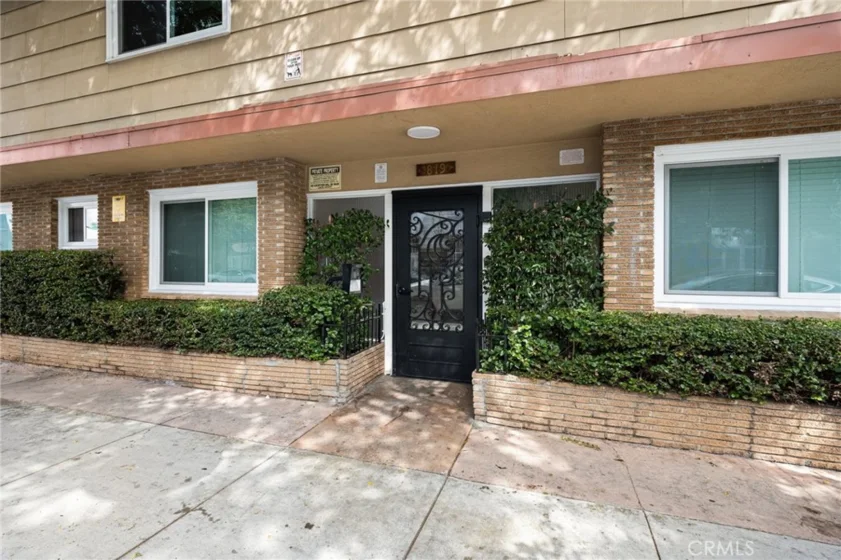 819 E 4th Street #19 photo 1