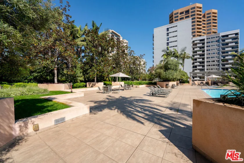 10490 Wilshire Boulevard #1402 photo 28