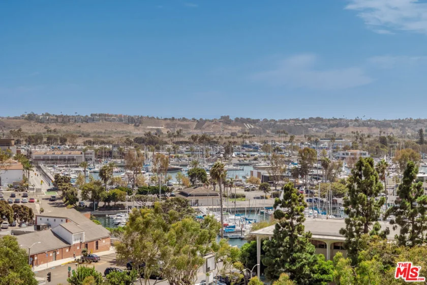13600 Marina Pointe Drive #907 photo 1