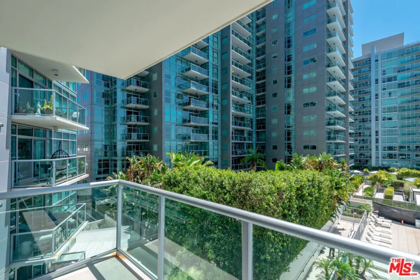 13700 Marina Pointe Drive #630 photo 9