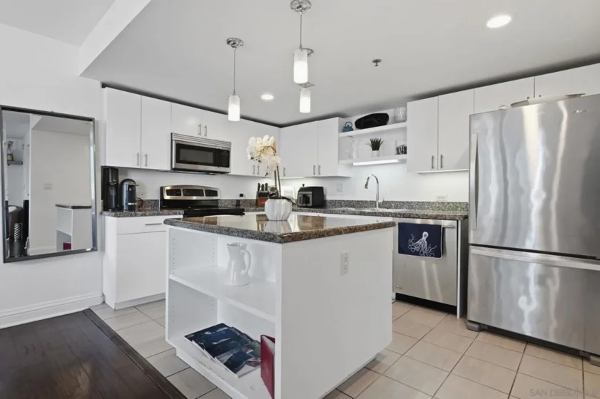 425 W Beech #1702 photo 16
