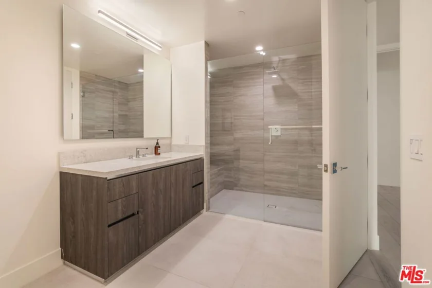 425 N Palm Drive #202 photo 22
