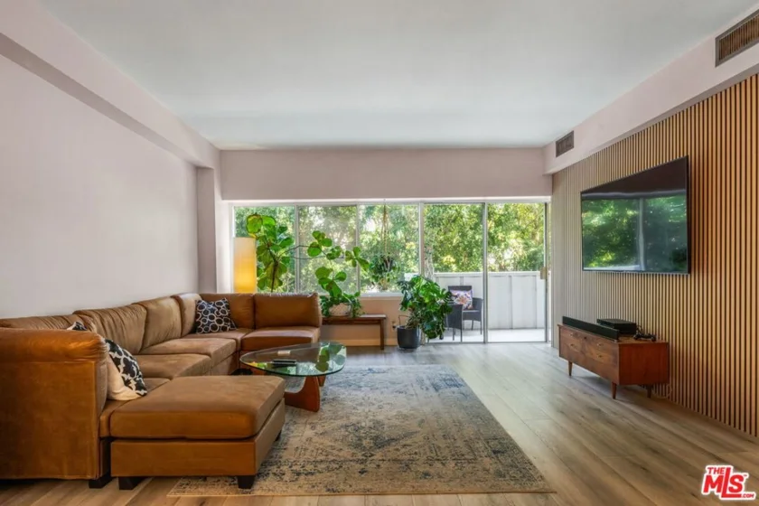 7135 Hollywood Boulevard #204 photo 1