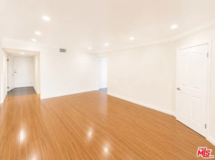 5009 Woodman Avenue #202 photo 14