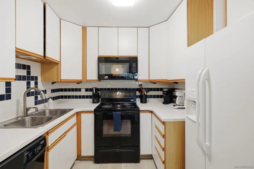 933 D Avenue photo 8