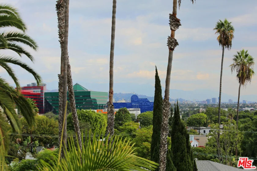 447 N Doheny Drive #102 photo 33