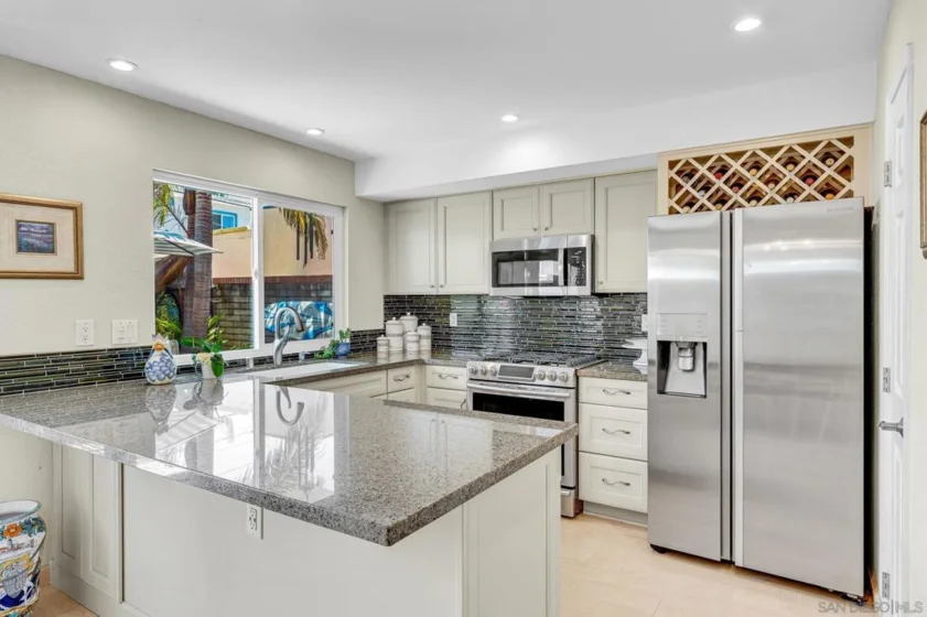255 Daisy Avenue photo 3