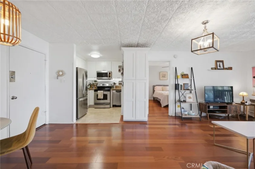 525 S Ardmore Avenue #320 photo 2