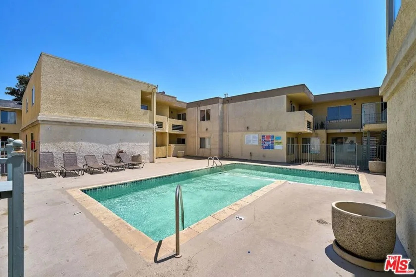 7045 Woodley Avenue #110 photo 14