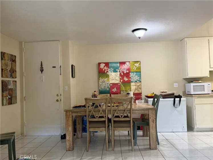 576 N Bellflower photo 3