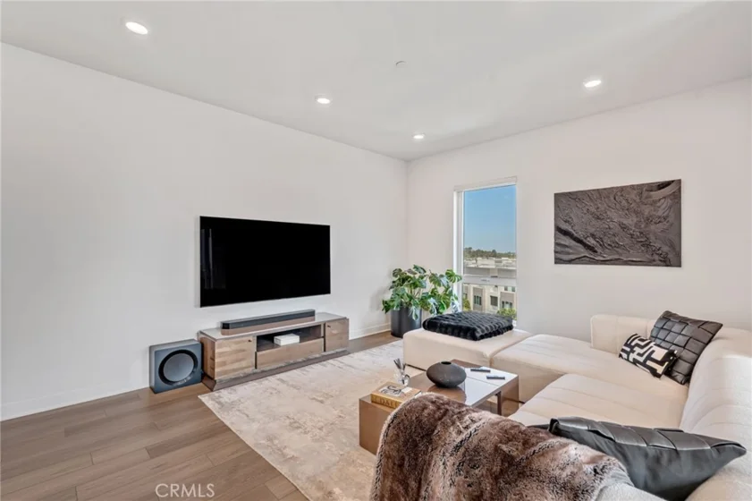 4600 Rivington photo 8