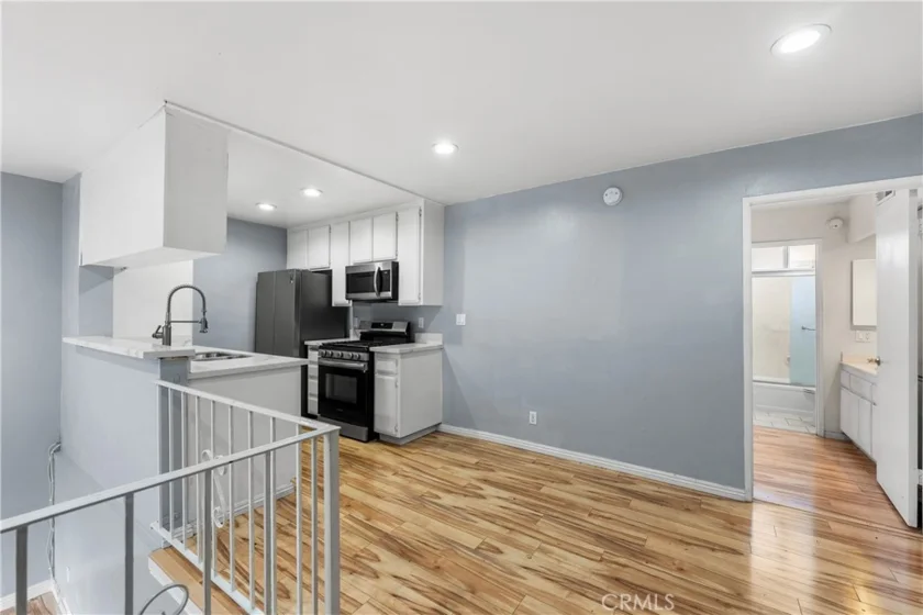 5500 Lindley #106 photo 3